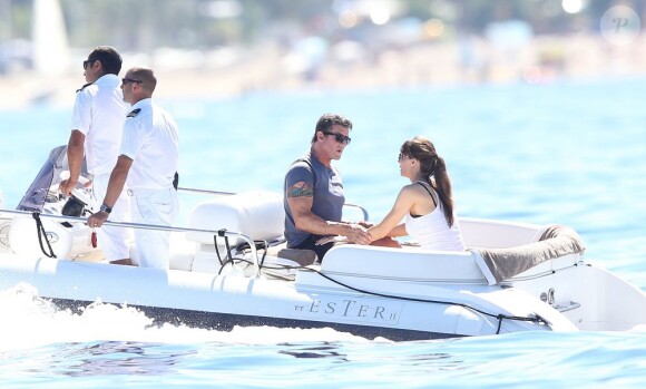 Sylvester Stallone avec sa femme Jennifer Flavin en discussion en vacances à bord d'un yacht de luxe le 1er août 2013, au large de Saint-Jean-Cap-Ferrat.