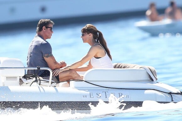 Sylvester Stallone avec sa femme Jennifer Flavin in love en vacances à bord d'un yacht de luxe le 1er août 2013, au large de Saint-Jean-Cap-Ferrat.