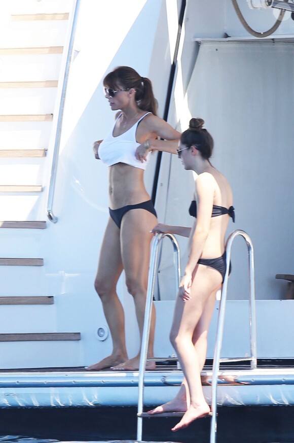 Jennifer Flavin en vacances à bord d'un yacht de luxe le 1er août 2013, au large de Saint-Jean-Cap-Ferrat.