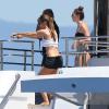 Sylvester Stallone avec sa femme Jennifer Flavin et ses filles Sophia, Sistine et Scarlet en vacances à bord d'un yacht de luxe le 1er août 2013, au large de Saint-Jean-Cap-Ferrat.