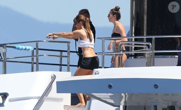 Sylvester Stallone avec sa femme Jennifer Flavin et ses filles Sophia, Sistine et Scarlet en vacances à bord d'un yacht de luxe le 1er août 2013, au large de Saint-Jean-Cap-Ferrat.