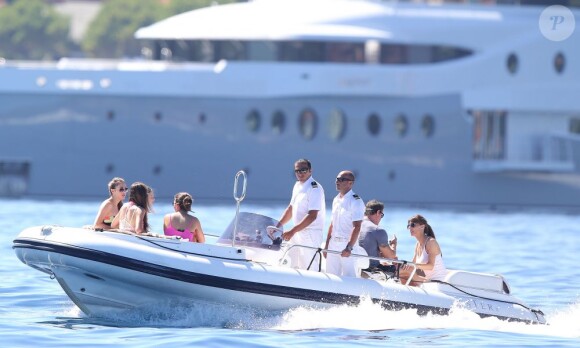 Sylvester Stallone avec sa femme Jennifer Flavin et ses filles Sophia, Sistine et Scarlet en vacances à bord d'un yacht de luxe le 1er août 2013, au large de Saint-Jean-Cap-Ferrat.