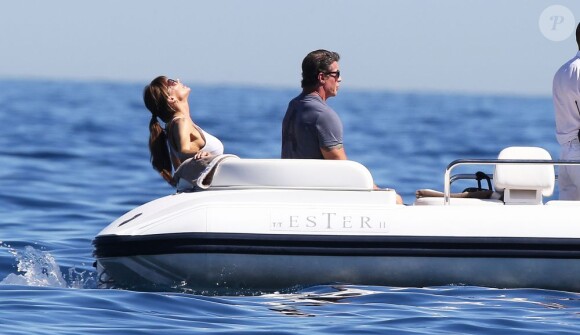 Sylvester Stallone avec sa femme Jennifer Flavin profitent de leurs vacances à bord d'un yacht de luxe le 1er août 2013, au large de Saint-Jean-Cap-Ferrat.