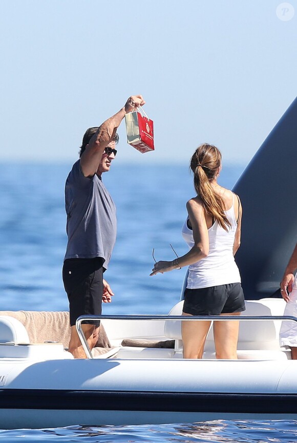 Sylvester Stallone avec sa femme Jennifer Flavin en vacances à bord d'un yacht de luxe le 1er août 2013, au large de Saint-Jean-Cap-Ferrat.