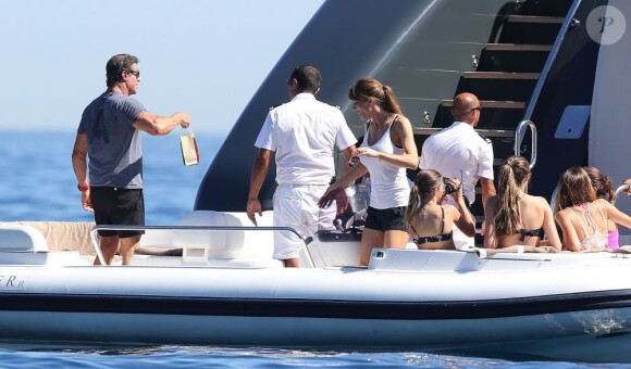 Sylvester Stallone avec sa femme Jennifer Flavin et ses filles Sophia, Sistine et Scarlet en vacances à bord d'un yacht de luxe le 1er août 2013, au large de Saint-Jean-Cap-Ferrat.