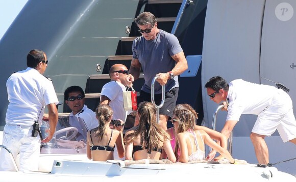 Sylvester Stallone avec sa femme Jennifer Flavin et ses filles Sophia, Sistine et Scarlet en vacances à bord d'un yacht de luxe le 1er août 2013, au large de Saint-Jean-Cap-Ferrat.