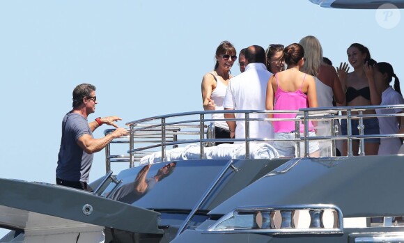 Sylvester Stallone avec sa femme Jennifer Flavin et ses filles Sophia, Sistine et Scarlet en vacances à bord d'un yacht de luxe le 1er août 2013, au large de Saint-Jean-Cap-Ferrat.
