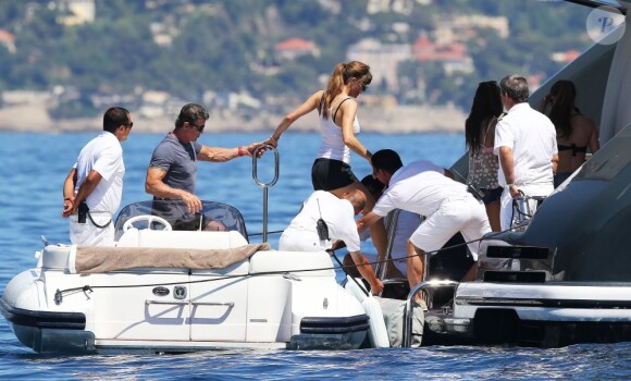Sylvester Stallone avec sa femme Jennifer Flavin et ses filles Sophia, Sistine et Scarlet en vacances à bord d'un yacht de luxe le 1er août 2013, au large de Saint-Jean-Cap-Ferrat.