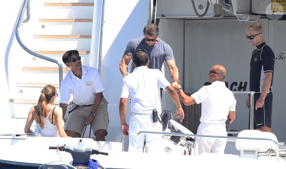 Sylvester Stallone avec sa femme Jennifer Flavin et ses filles Sophia, Sistine et Scarlet en vacances à bord d'un yacht de luxe le 1er août 2013, au large de Saint-Jean-Cap-Ferrat.