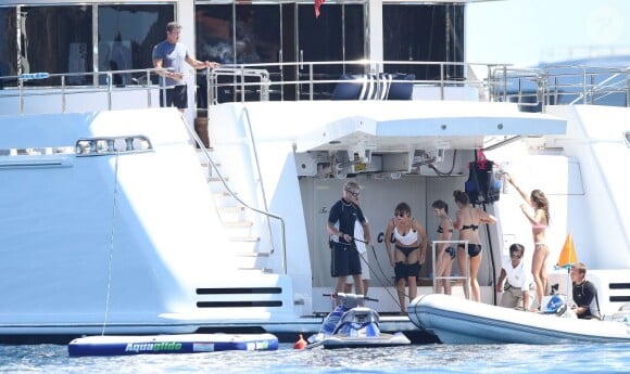 Sylvester Stallone avec sa femme Jennifer Flavin et ses filles Sophia, Sistine et Scarlet en vacances à bord d'un yacht de luxe le 1er août 2013, au large de Saint-Jean-Cap-Ferrat.