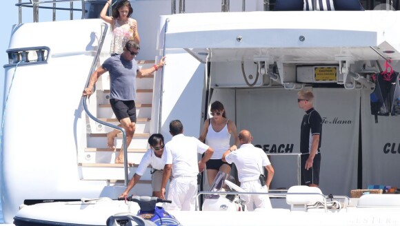 Sylvester Stallone avec sa femme Jennifer Flavin et ses filles Sophia, Sistine et Scarlet en vacances à bord d'un yacht de luxe le 1er août 2013, au large de Saint-Jean-Cap-Ferrat.
