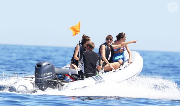 Sylvester Stallone avec sa femme Jennifer Flavin et ses filles Sophia, Sistine et Scarlet en vacances à bord d'un yacht de luxe le 1er août 2013, au large de Saint-Jean-Cap-Ferrat.