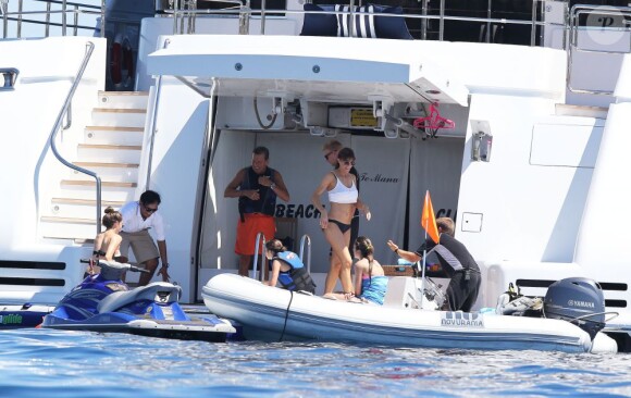 Sylvester Stallone avec sa femme Jennifer Flavin et ses filles Sophia, Sistine et Scarlet en vacances à bord d'un yacht de luxe le 1er août 2013, au large de Saint-Jean-Cap-Ferrat.