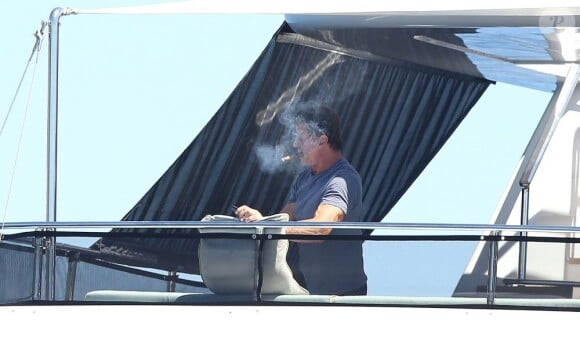 Sylvester Stallone cigare à la bouche en vacances à bord d'un yacht de luxe le 1er août 2013, au large de Saint-Jean-Cap-Ferrat.