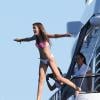 Une des filles de Sly en vacances à bord d'un yacht de luxe le 1er août 2013, au large de Saint-Jean-Cap-Ferrat.