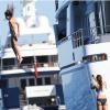 Un saut immortalisé par sa femme Jennifer Flavin en vacances à bord d'un yacht de luxe le 1er août 2013, au large de Saint-Jean-Cap-Ferrat.