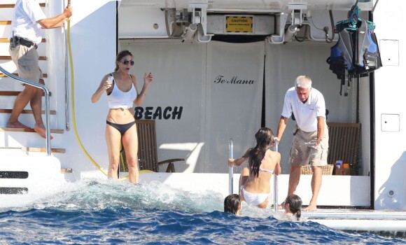 Jennifer Flavin et ses filles Sophia, Sistine et Scarlet en vacances à bord d'un yacht de luxe le 1er août 2013, au large de Saint-Jean-Cap-Ferrat.