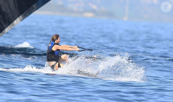 Jennifer Flavin en vacances à bord d'un yacht de luxe le 1er août 2013, au large de Saint-Jean-Cap-Ferrat.