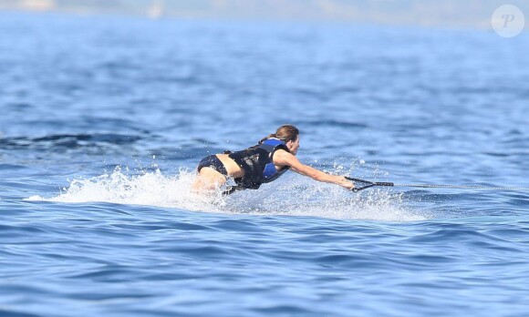 Jennifer Flavin s'essaye au ski nautique en vacances à bord d'un yacht de luxe le 1er août 2013, au large de Saint-Jean-Cap-Ferrat.