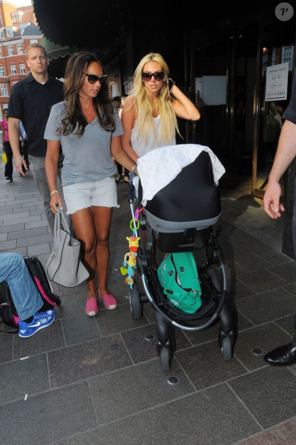 Tamara Ecclestone, sa soeur Petra accompagnée de la petite fille de cette dernière Lavinia lors d'une séance shopping chez Harrods à Londres, le 1er août 2013