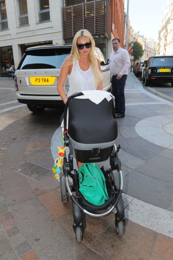 Petra Ecclestone et sa fille Lavinia lors d'une séance shopping chez Harrods à Londres, le 1er août 2013