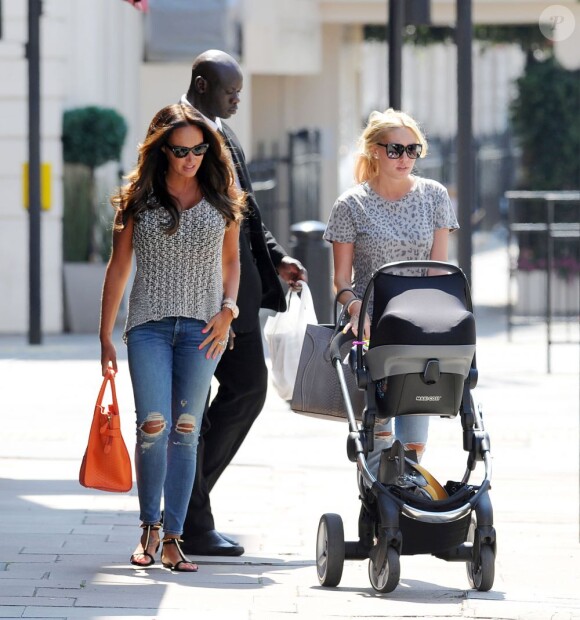 Tamara Ecclestone, sa soeur Petra et sa nièce Lavinia après un déjeuner chez Ken Lo's au Belgravia Hotel de Londres le 21 juillet 2013