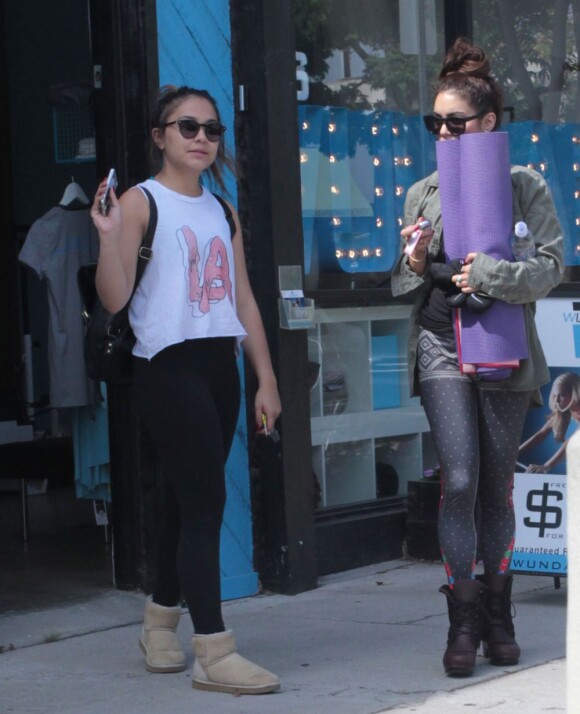 Vanessa Hudgens avec sa soeur Stella à la sortie de leur cours de pilates à Studio City, le 2 août 2013.