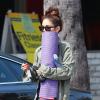 Vanessa Hudgens se cache avant d'aller dans sa voiture à Studio City, le 2 août 2013.