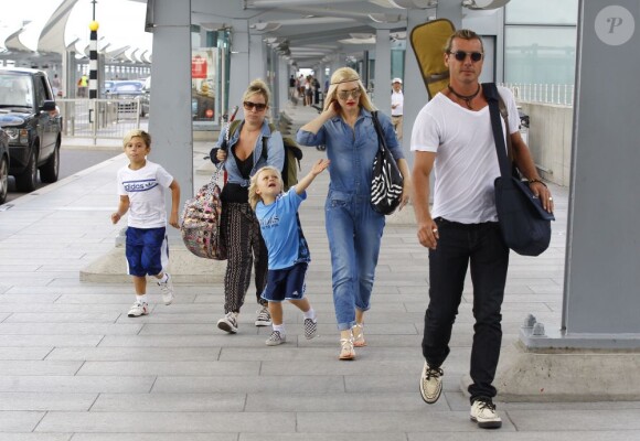 Gwen Stefani, son mari Gavin Rossdale, et leurs fils Kingston et Zuma arrivent à Nice pour passer leur vacances dans le sud de la France. Le 3 août 2013. Si les enfants semblaient en pleine forme à leur arrivée en France, Gwen Stefani, elle, était plus fatiguée.