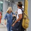 Gwen Stefani, son mari Gavin Rossdale, et leurs fils Kingston et Zuma arrivent à Nice pour passer leur vacances dans le sud de la France. Le 3 août 2013. Toujours stylée, la chanteuse portait un jean dans lequel elle avait rentré une chemise en jean.