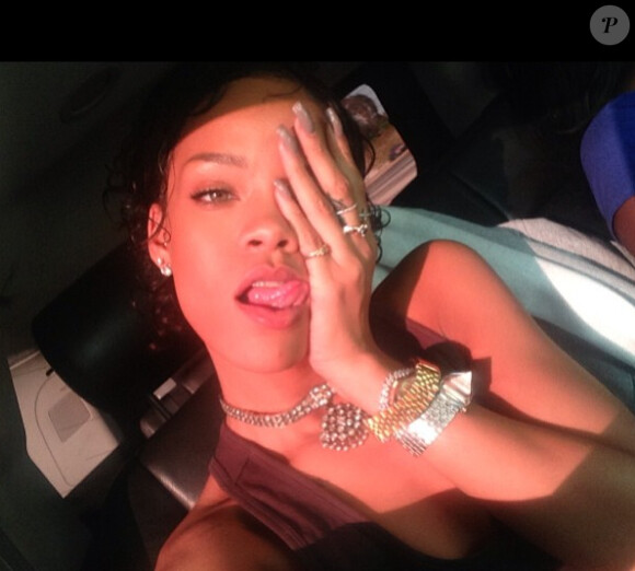 Rihanna a une nouvelle coupe de cheveux ! La chanteuse l'a montrée sur Instagram en y postant cet autoportrait.
