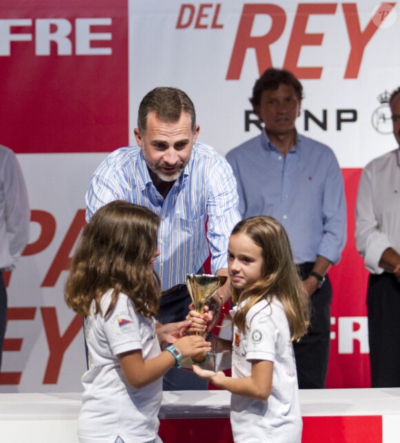 Le prince Felipe d'Espagne lors de la cérémonie de remise des trophées de la Copa del Rey à Palma de Majorque le 3 août 2013. Le prince des Asturies a concouru à bord du voilier AIFOS de la Marine espagnole.