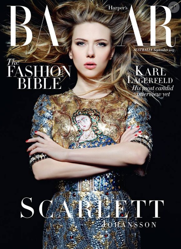 Scarlett Johansson, habillée d'une robe Dolce & Gabbana (collection automne-hiver 2013), pose en couverture du numéro de septembre 2013 d'Harper's Bazaar Australia. Photo par Karl Lagerfeld.