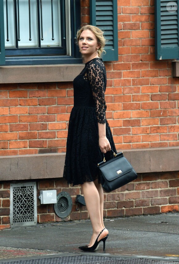 Scarlett Johansson sur le tournage d'une publicité pour Dolce & Gabbana à New York, le 13 juillet 2013.