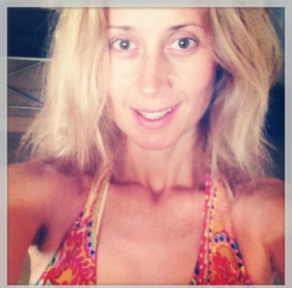 Lara Fabian pose en maillot de bain depuis ses vacances, sur Twitter, le 6 août 2013.