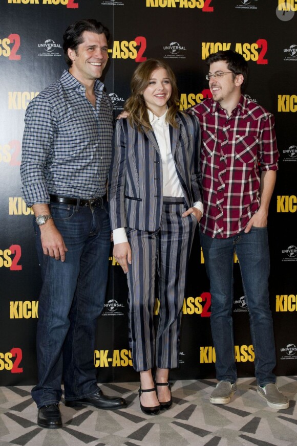 Chloë Grace Moretz entouré de Jeff Wadlow et Christopher Mintz-Plasse lors du photocall du film Kick-Ass 2 à Londres le 5 août 2013.