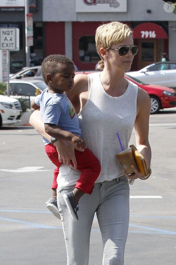 Charlize Theron et son fils Jackson le 29 juin 2013 à Los Angeles.