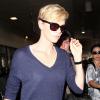 Charlize Theron arrive à l'aéroport de Los Angeles, le 5 août 2013.