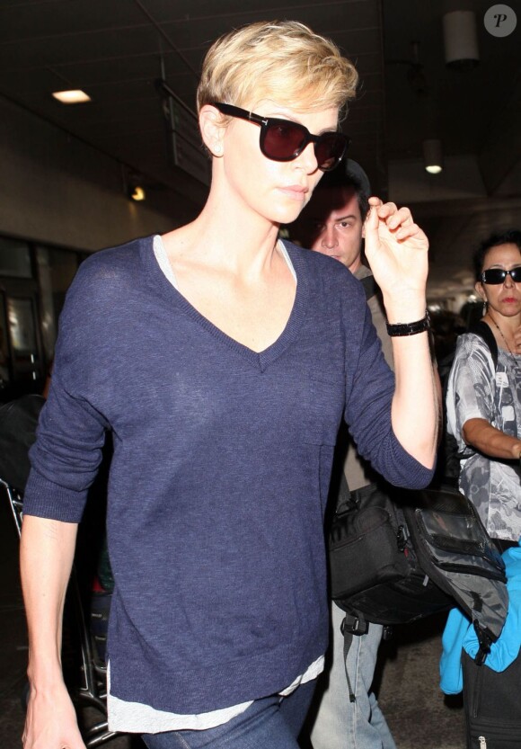 Charlize Theron arrive à l'aéroport de Los Angeles, le 5 août 2013.
