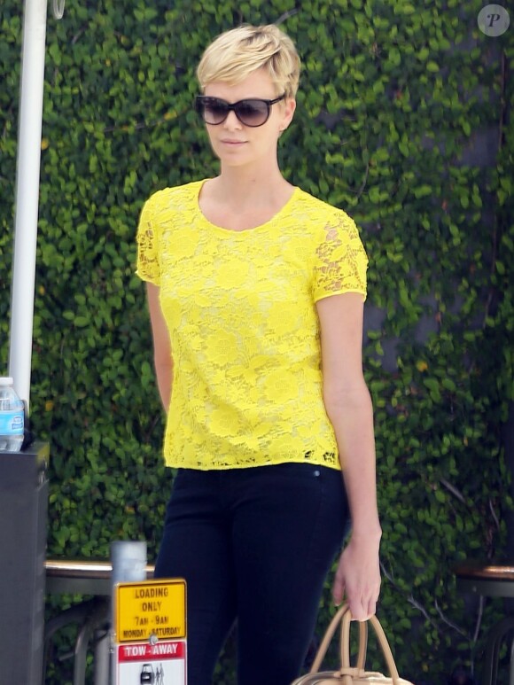 Exclusif - Charlize Theron se promène à West Hollywood, le 14 mai 2013.