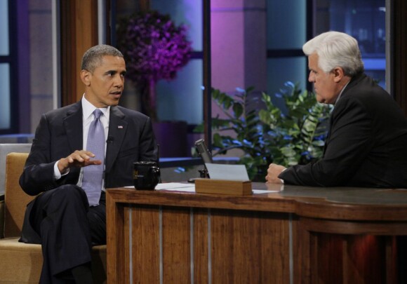 Barack Obama répond aux questions de Jay Leno sur le plateau de son émission The Tonight Show with Jay Leno, le 6 août 2013.