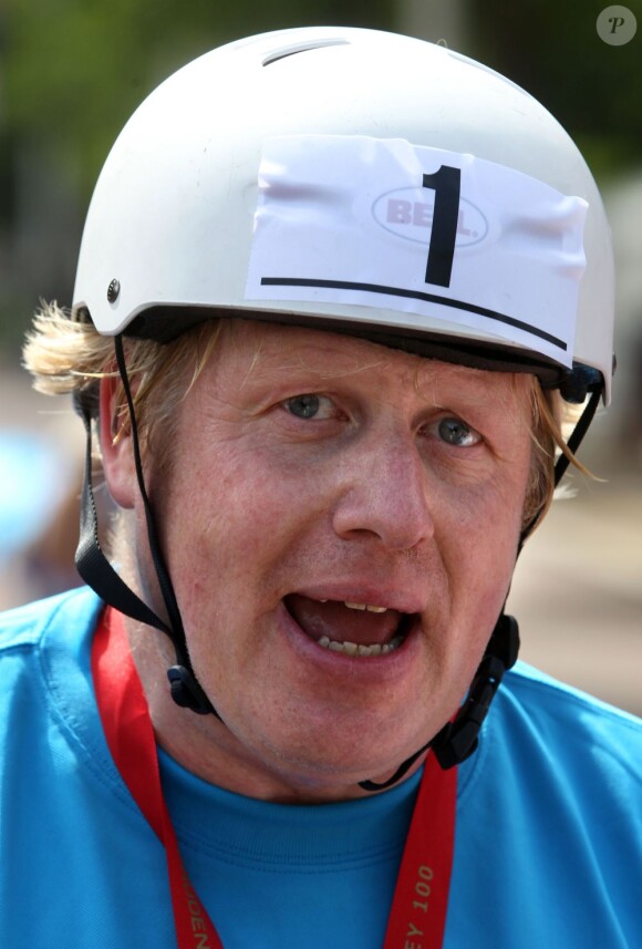 Le maire de Londres Boris Johnson lors d'une course d'endurance à vélo dans la capitale anglaise le 4 août 2013.