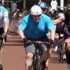 Le maire de Londres Boris Johnson participe à une course d'endurance à vélo dans la capitale anglaise le 4 août 2013.