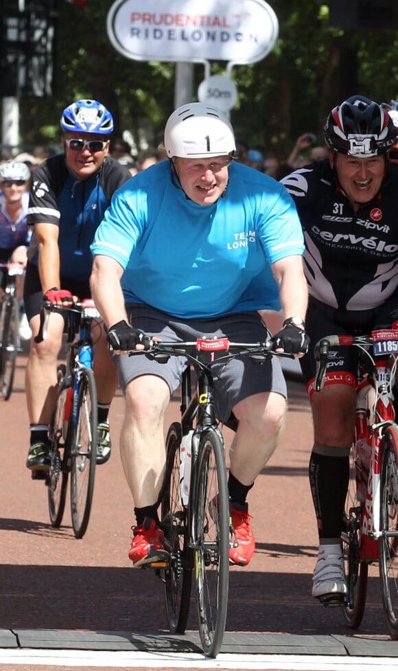 Boris Johnson participe à une course d'endurance à vélo dans la capitale anglaise le 4 août 2013.
