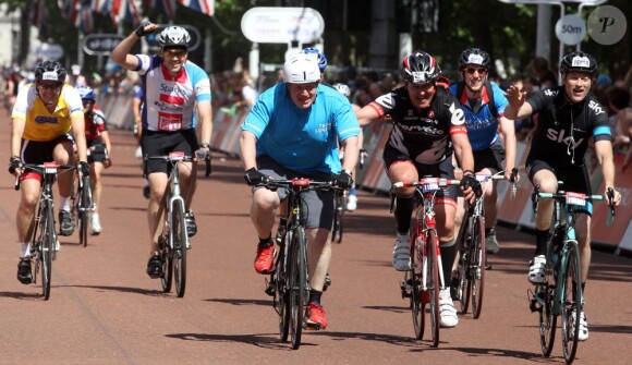 Le maire de Londres Boris Johnson participe à une course à vélo dans la capitale anglaise le 4 août 2013.
