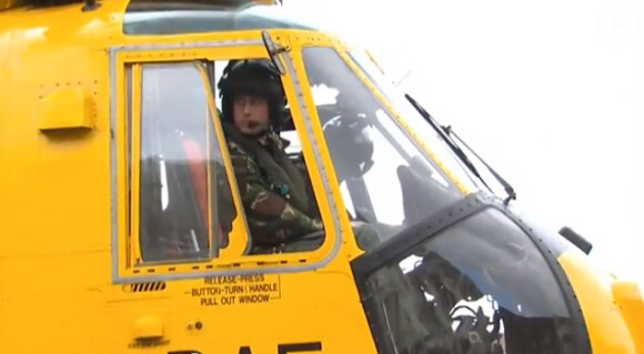 Le prince William est de retour en août 2013 à ses fonctions de pilote d'hélicoptère de secours à RAF Valley après deux semaines de congé paternité suite à la naissance du prince George de Cambridge.
