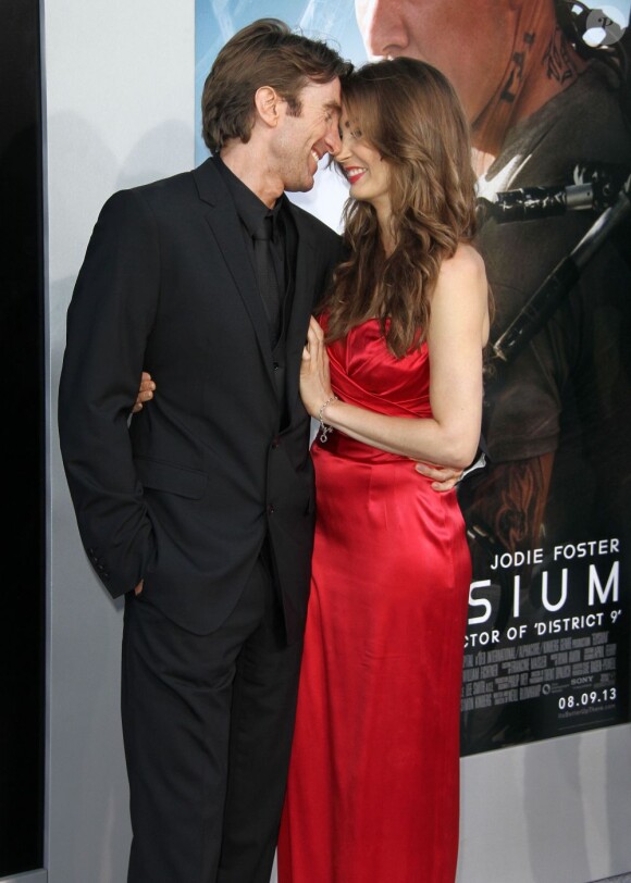 Sharlto Copley avec sa superbe Kimberly Kalil à la première du film Elysium à Westwood, le 7 août 2013.