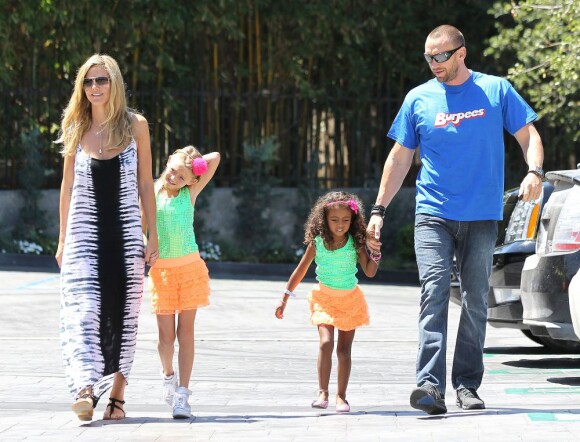 Heidi Klum, son petit ami Martin Kristen et ses enfants Lou et Leni se rendent au Starbucks à Brentwood, le 8 aout 2013.