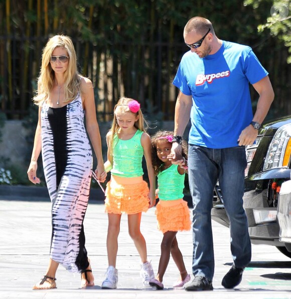 L'ancien top d'origine allemande Heidi Klum, son petit ami Martin Kristen et ses enfants Lou et Leni se rendent au Starbucks à Brentwood, le 8 aout 2013.