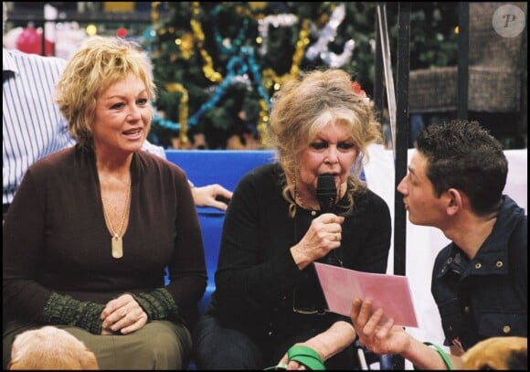 Brigitte Bardot et Mylene Demongeot - Journée spéciale d'adoption à Levallois-Perret Le 11 décembre 2005.